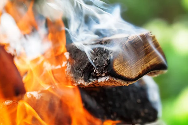 Brennholz und Flamme — Stockfoto