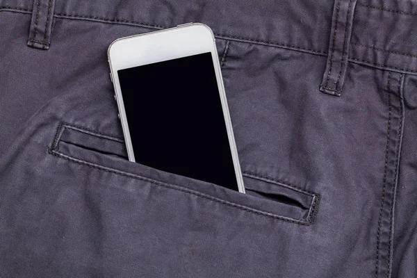 Карман брюк и смартфон — стоковое фото
