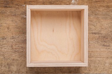 Arka plan üzerinde ahşap boş kutu.