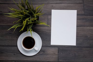 Ahşap arka plan üzerinde kahve Kupası