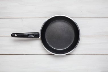 Beyaz tahta üzerinde boş tava