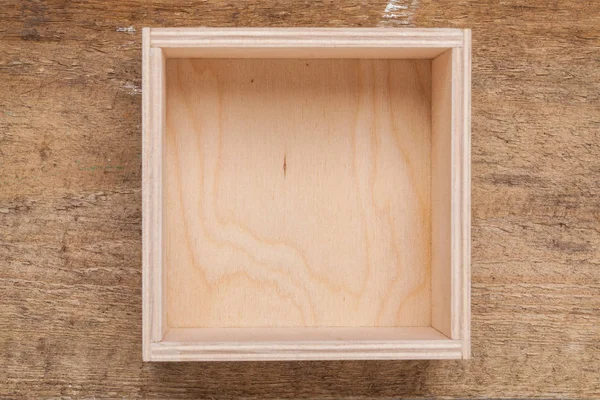 Caja vacía de madera sobre fondo . —  Fotos de Stock