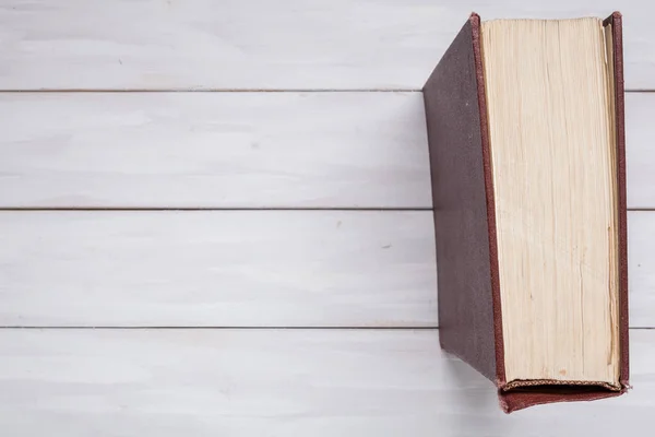Libro, vista dall'alto su legno — Foto Stock