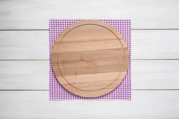 Empty cutting board with textile — Stock Photo, Image