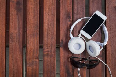 ahşap üzerine Smartphone beyaz kulaklık
