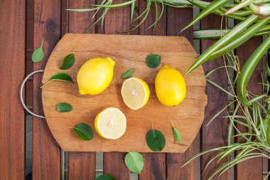 Ahşap üzerine sarı limon meyve