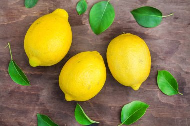 Yeşil yaprak limonlu