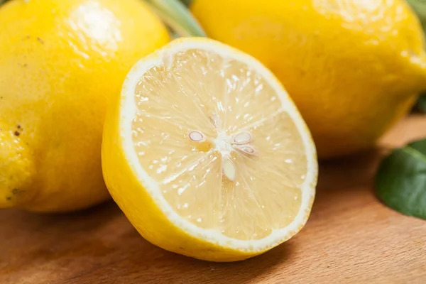 Frutto giallo limone su legno — Foto Stock