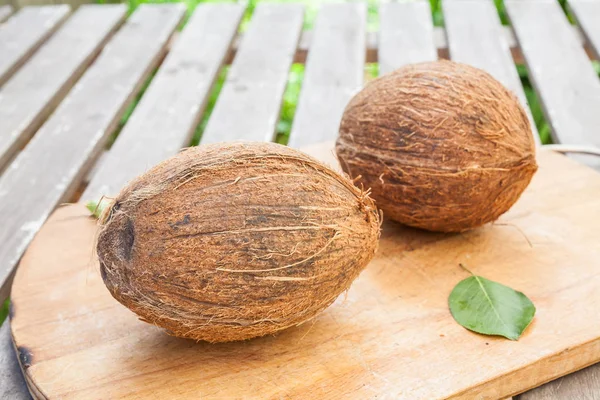 Kokos na drewnianą deską do krojenia — Zdjęcie stockowe