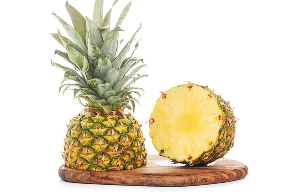 Ananas isolato su fondo bianco — Foto Stock