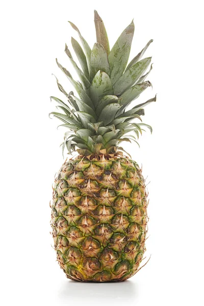 Ananas intero isolato su bianco — Foto Stock