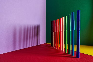 Keçeli kalem. Renkli. Parlak. Tasarımlarınız için. Mahkeme. Satır.