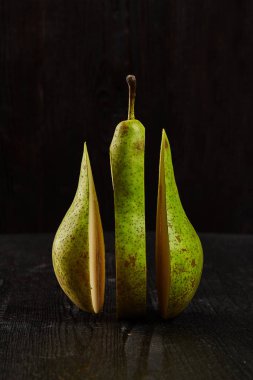 Armut. Karanlık bir arka plan üzerinde. Lezzetli ve faydalı meyve. Yeşil. Tasarımlarınız için.