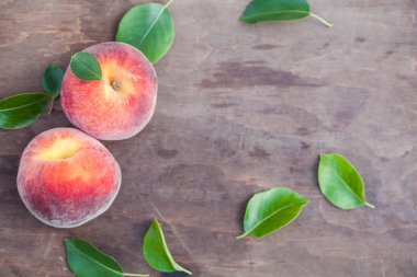 şeftali ve ağaç yaprağı