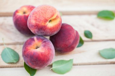 şeftali ve ağaç yaprağı