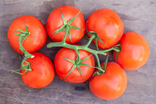 Tomate sobre fondo de madera —  Fotos de Stock