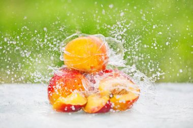 Su ve şeftali üzerinde sıçramasına