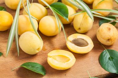 ahşap zemin üzerine kayısı meyve