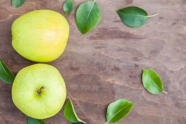 Blatt und grüner Apfel mit — Stockfoto