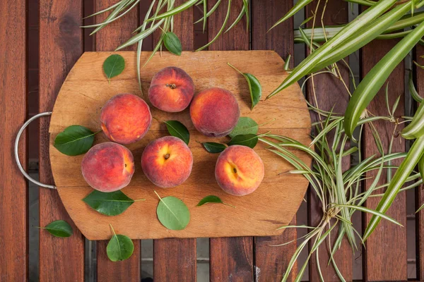 Персиковый фрукт на деревянном фоне — стоковое фото