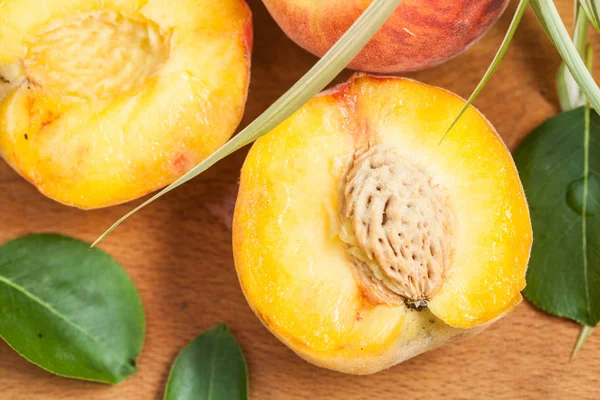 Персиковый фрукт на деревянном фоне — стоковое фото