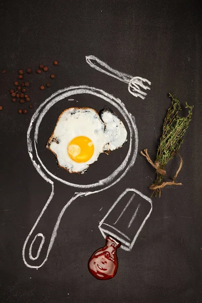Omelett. Kreidetafel. Blick von oben. Köstlich. Frühstück. Zeichnung. — Stockfoto