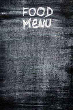 Kara tahta üstünde yemek listesi