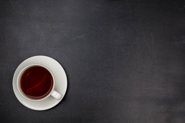 Taza con té negro. Textura. Para tu diseño. Precioso. Brillante . — Foto de Stock