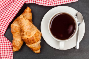 Kruvasan, fincan çay veya