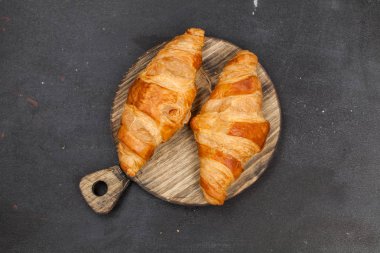 Kruvasan, fincan çay veya