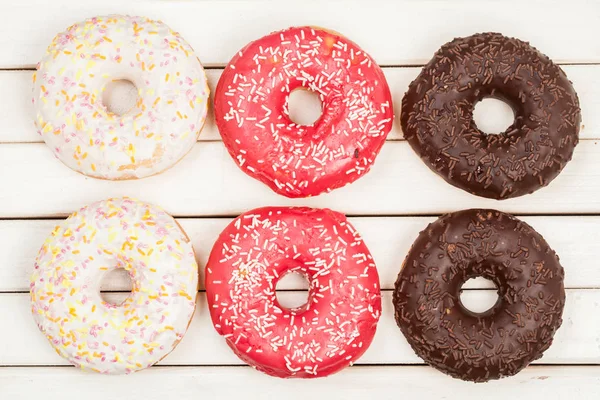 Donut träbord. Tonad foto krita ombord, kuvert, rött hjärta för din design. Vacker. Ljusa. — Stockfoto