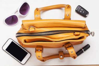 Kadın kahverengi deri çanta