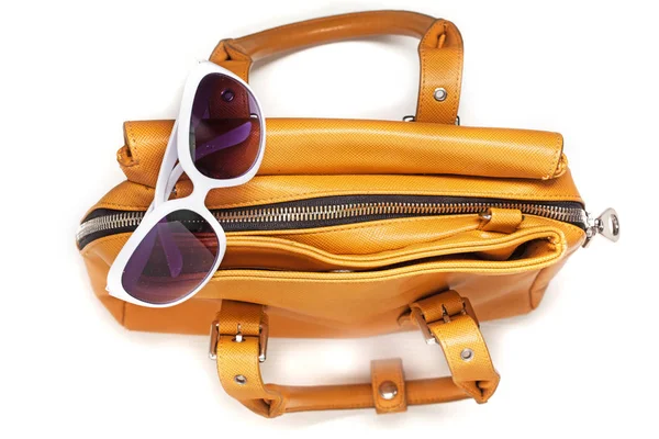 Nő táska, napszemüveg, felülnézet — Stock Fotó