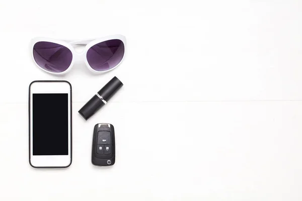 Το smartphone, το κλειδί του αυτοκινήτου, γυαλιά κραγιόν — Φωτογραφία Αρχείου