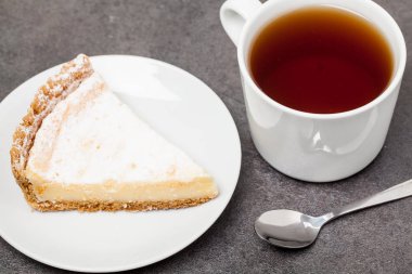 Peynirli kek mutfak masasında. Kapat