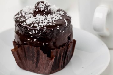 Çikolatalı kek kiraz ile ve