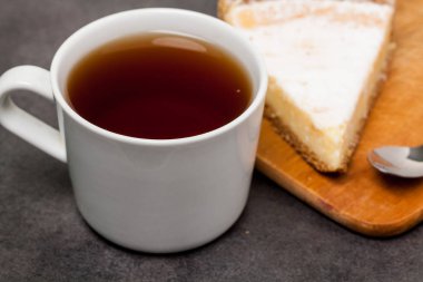 Peynirli kek mutfak masasında. Kapat