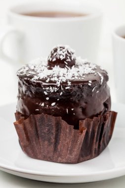 Mutfak masasında çikolatalı kek.