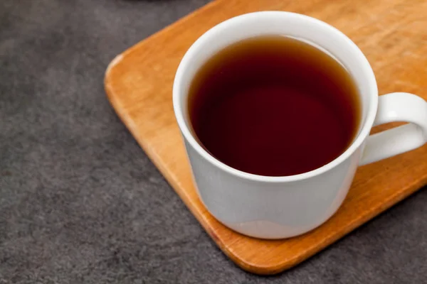 Taza de té fondo negro — Foto de Stock