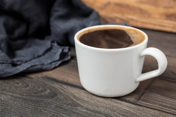 Taza de café sobre fondo oscuro . —  Fotos de Stock