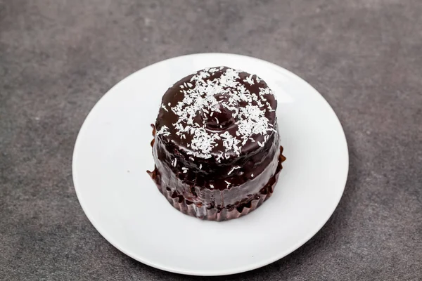 Mutfak masasında çikolatalı kek. — Stok fotoğraf