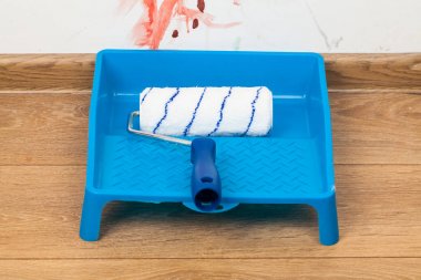 Boya silindiri içinde plastik tepsi