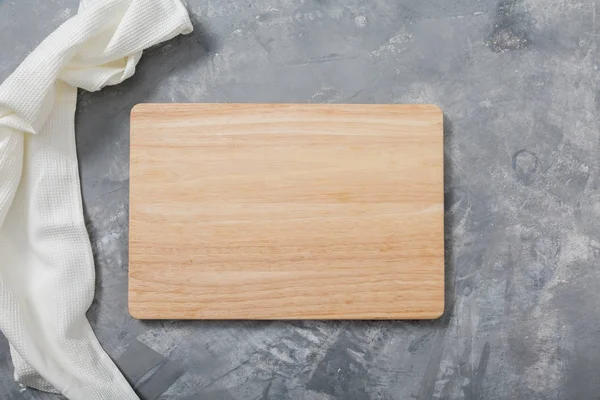 Placa de corte de madeira. Para cozinhar comida. Acessórios de cozinha. Para o seu design. isolado . — Fotografia de Stock