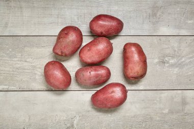 Siyah ahşap masa mutfak kırmızı patates. Yemek pişirmek için hazırlama.