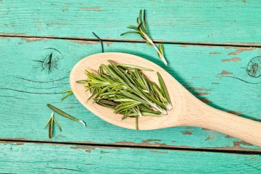 Taze yaprak biberiye arka plan üzerinde. Görünümü kadar yakın.