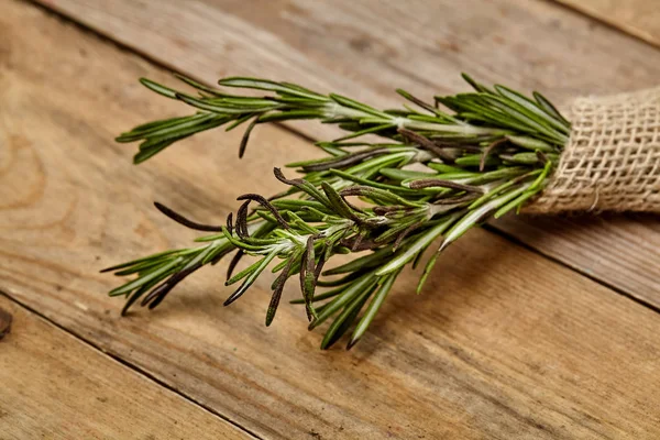 Taze yaprak biberiye arka plan üzerinde. Görünümü kadar yakın.