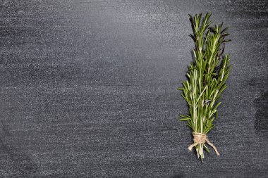 Taze yaprak biberiye arka plan üzerinde. Görünümü kadar yakın.