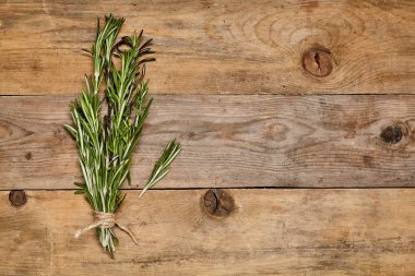 Taze yaprak biberiye arka plan üzerinde. Görünümü kadar yakın.