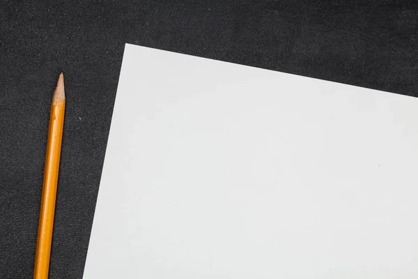 Vita tomma papper på bordet — Stockfoto