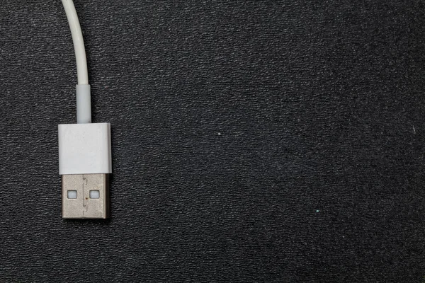 Witte USB-kabel, geïsoleerd op — Stockfoto